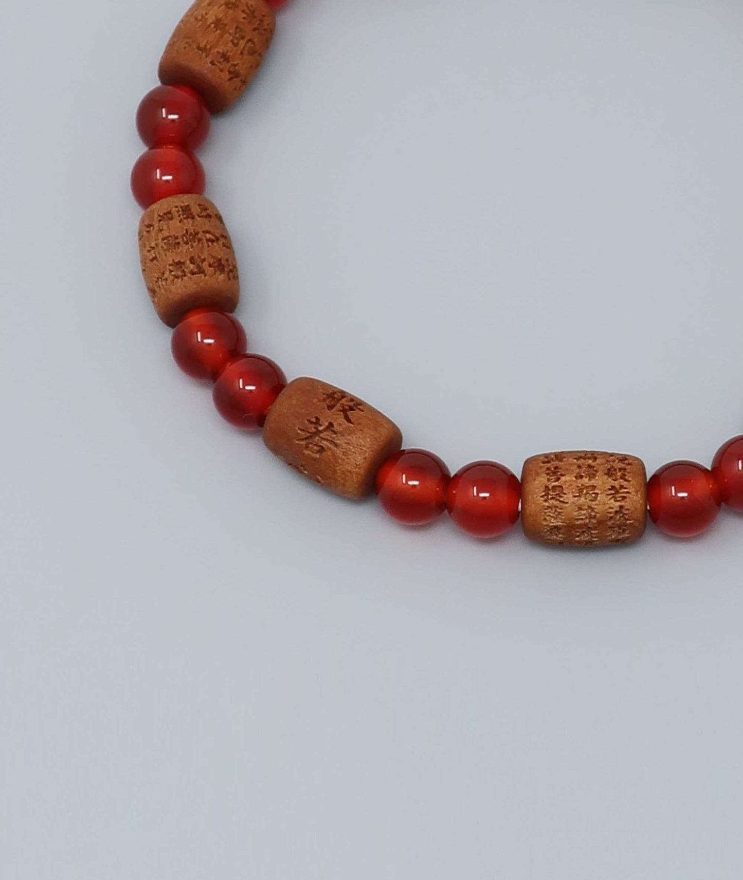 Sandalwood bracelet engraved with the Heart Sutra and accented with a Agate bead—handcrafted for spiritual protection and harmony. Handcrafted in Kyoto Japan Kanbe Juzu, ideal for amulet, yoga, meditation, prayer, or gifting.